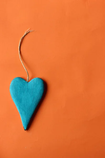 Corazón Azul Madera Sobre Fondo Naranja —  Fotos de Stock