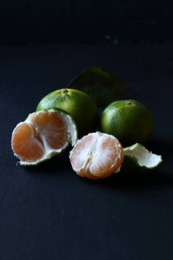 Siyah arka planda mandalina meyveleri