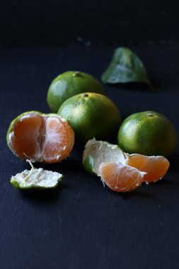 Siyah arka planda mandalina meyveleri