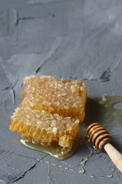 Gri arka planda petek