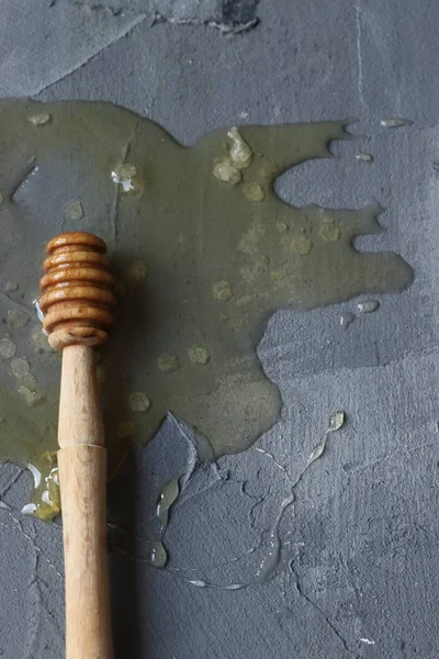 Ajuste Con Cuchara Madera Miel Sobre Fondo Gris —  Fotos de Stock