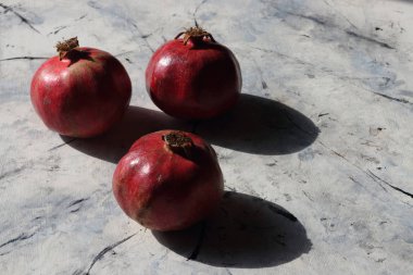 Beyaz mermer arka planda nar meyveleri