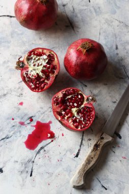 Beyaz mermer arka planda nar meyveleri