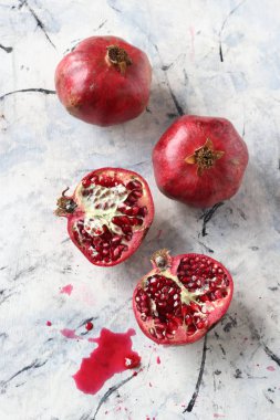 Beyaz mermer arka planda nar meyveleri