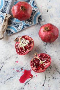 Beyaz mermer arka planda nar meyveleri