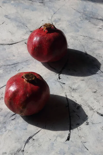 Granatäpple Frukter Vit Marmor Bakgrund — Stockfoto