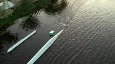 4k drone görüntüleri atlet Kiev Wakeboarding yok. X Park Ukrayna. Kamera yukarıdan onun yanında..