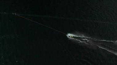 4k drone görüntüleri atlet Kiev Wakeboarding yok. X Park Ukrayna. Kamera yukarıdan onun yanında..