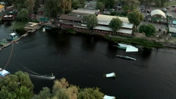 Drone Visualizza Filmato Atleta Wakeboarding Kiev Ucraina Park Telecamera Accanto — Video Stock