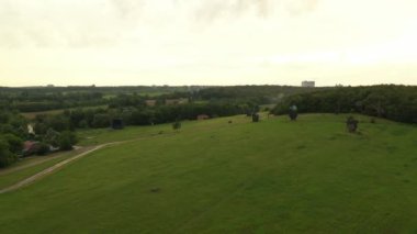 Yaz aylarında Kiev Ukrayna'da park Pirogovo doğrudan üzerinde drone görüntüleri görüntüleri kamera sorunsuz aşağı iner