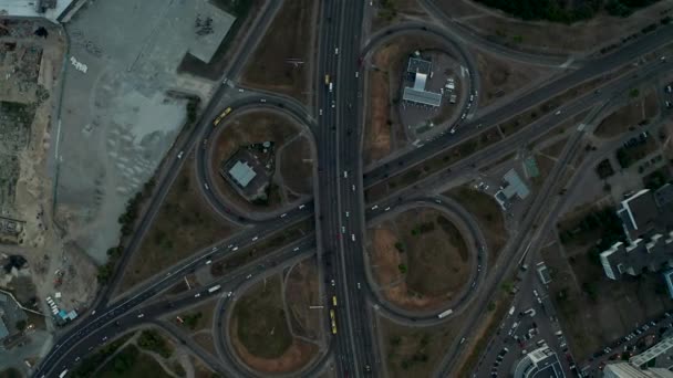Drohne Sieht Filmmaterial Das Sich Über Der Straßenkreuzung Senkt Sanft — Stockvideo
