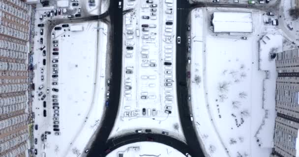 雪の冬の青空の下で キエフウクライナの下の航空写真 4Kカメラでワイドショット — ストック動画