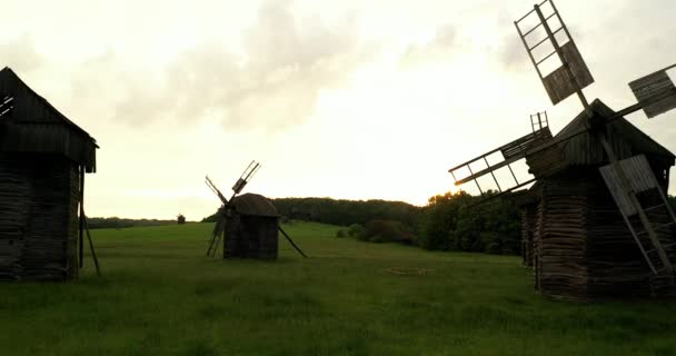 Drohne Sieht Filmflug Direkt Zwischen Den Mühlen Über Dem Gras — Stockvideo