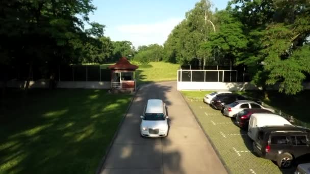 Visão Drone Uma Limusine Está Dirigindo Câmera Move Para Trás — Vídeo de Stock