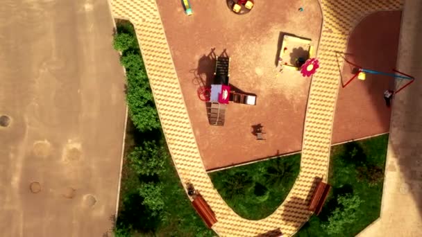 Поднимаясь Над Детской Площадкой Справа Ребенок Едет Качелях — стоковое видео