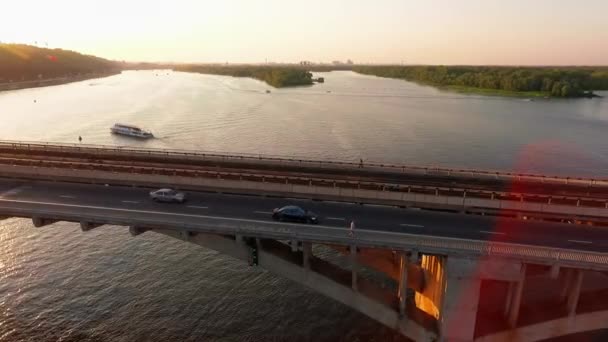 Vista Drone Passeios Carro Vista Lateral Sobre Ponte Pôr Sol — Vídeo de Stock