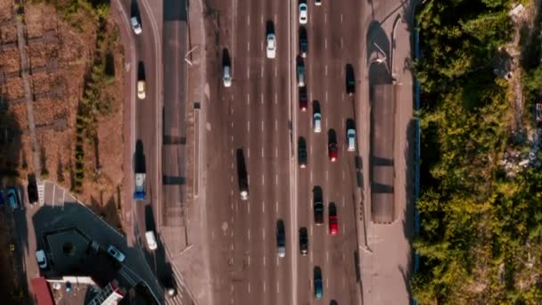 Drone View Flying Straight Camera Bijgesneden Auto Die Hieronder Passeren — Stockvideo