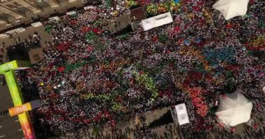 Havadan görüntü görüntüleri 18.000 kişi koştu Kiev yardım maratonu