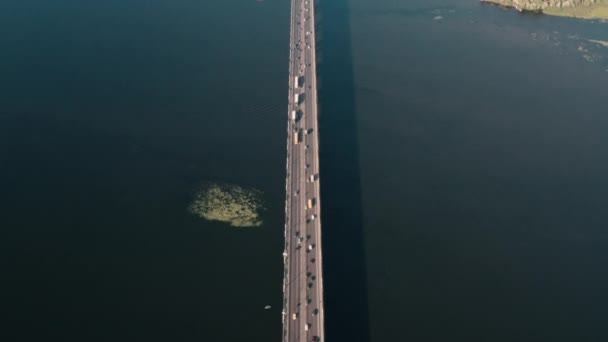 Drone View Voando Logo Acima Ponte Sobre Qual Carros Estão — Vídeo de Stock