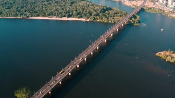 无人机视图 飞在汽车行驶的桥梁上方 摄像机向下观察水和桥 — 图库视频影像
