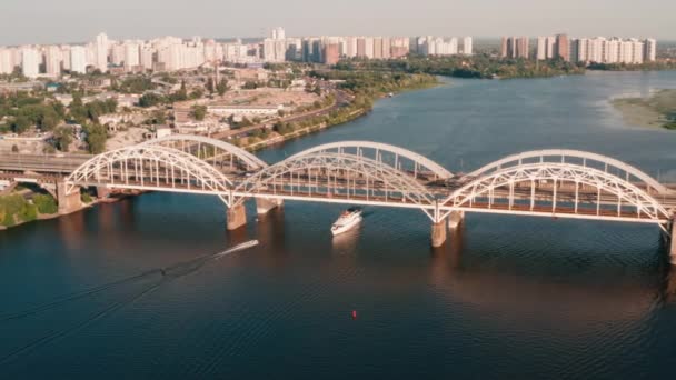 Drohnenblick Seitwärts Fliegend Blickt Die Kamera Direkt Auf Die Brücke — Stockvideo