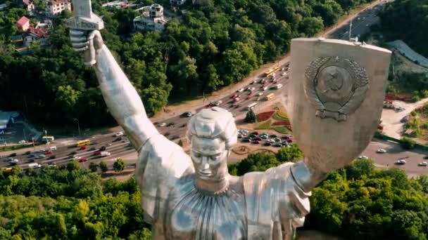 乌克兰 2019年6月 基辅祖国纪念碑 乌克兰的历史景点 释放无人机视图4K离开乌克兰基辅的祖国母亲纪念碑 相机看起来 — 图库视频影像
