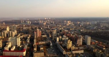 evlerin yakınındaki büyük bir şehirde uçan drone görünümü