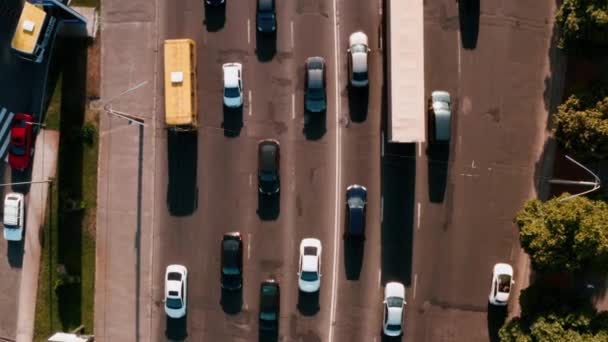 Drohnen Ansicht Fliegende Kamera Auf Vorbeifahrende Autos Getrimmt — Stockvideo