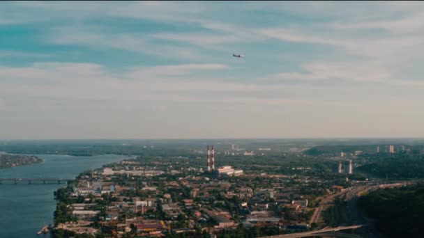 Drohnenblick Mit Dem Das Flugzeug Landet — Stockvideo