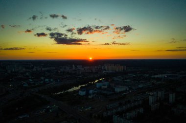 Göl ve evler üzerinde şehirde gün batımı