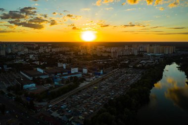 Göl ve evler üzerinde şehirde gün batımı