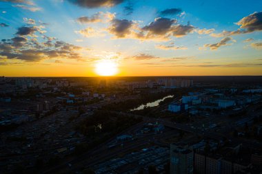 Göl ve evler üzerinde şehirde gün batımı