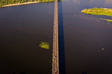 Paton köprü drone kamera ile nehir üzerinde köprü bakar