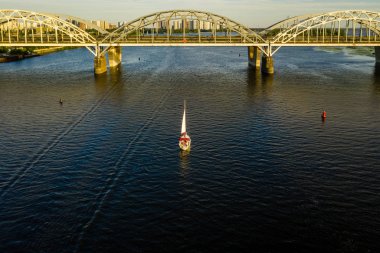 Kiev Ukrayna'da bir tnpera ortasında drone gelen Tepsi