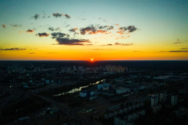 Göl ve evler üzerinde şehirde gün batımı