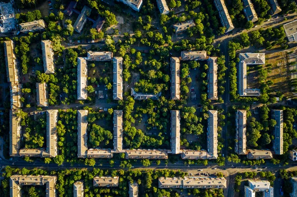 Binalarda ve doğada şehrin havadan görünümü Geometrisi