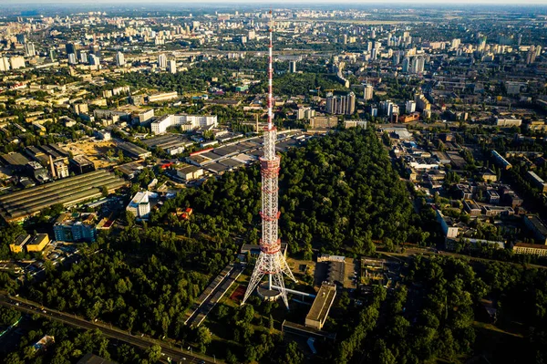 Parkın ortasında havadan görünümü Kiev Tv Kulesi