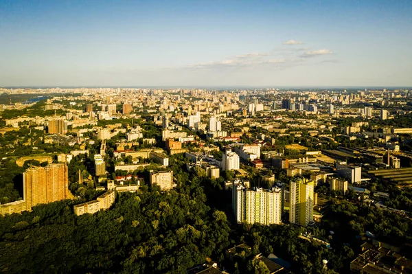 Parklar ve ağaçlar yakınındaki güneşli şehrin havadan görünümü