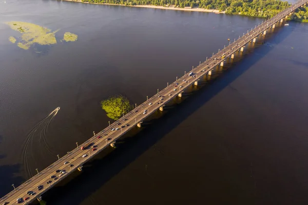 Paton köprü drone kamera ile nehir üzerinde köprü bakar