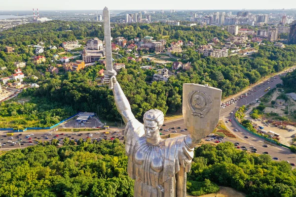 Kiev, Ukrayna-Haziran 2019: Kiev.Tarihi manzaraları th Anavatan için bir anıt. Sürüm