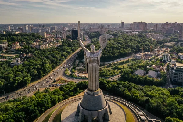 Kiev, Ukrayna-Haziran 2019: Kiev.Tarihi manzaraları th Anavatan için bir anıt. Sürüm
