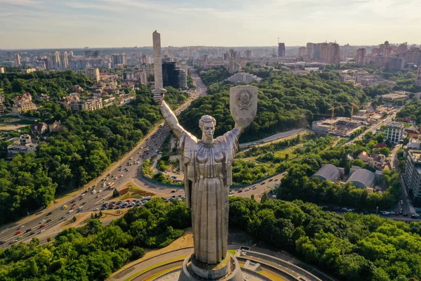 Kiev, Ukrayna-Haziran 2019: Kiev.Tarihi manzaraları th Anavatan için bir anıt. Sürüm