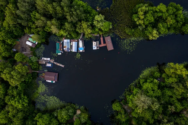 drone görünümleri Teknelerile bir ormanın ortasında bir gölet aşağı bakmak.