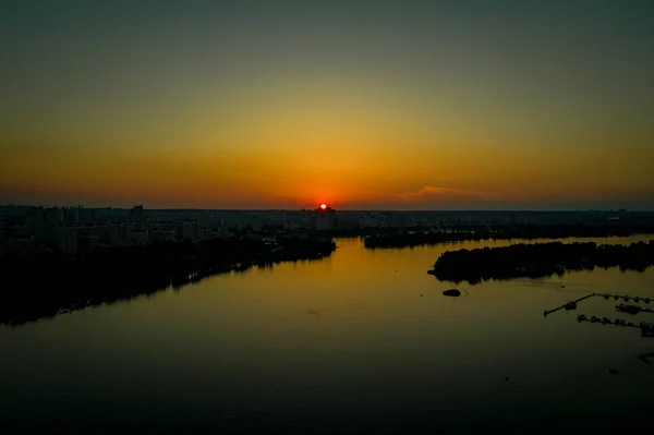 Zachód Słońca Mieście Nad Jeziorem Domy — Zdjęcie stockowe