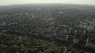 Aerial Shot drone görünümü Şehrin üzerinde yanlara uçan, güneş ışığı kamera vurur.