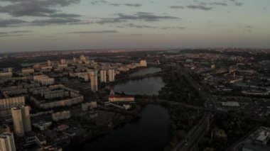 Aerial Shot drone görünümü Göl ve evlerde gün batımında şehrin hemen üzerinde uçan