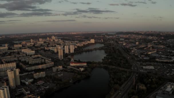 Luftaufnahme Einer Drohne Die Bei Sonnenuntergang Direkt Über Der Stadt — Stockvideo