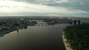 Dinyeper Nehri, evler ve bulutlar ve gökyüzü güzel bir görünüm üzerinde bir drone üzerinde Kiev uçuş şehir panorama