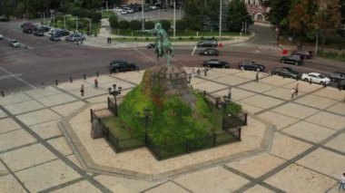 Kiev, Ukrayna-Temmuz 2019: Kiev Bogdan Khmelnitsky anıtı. Ukrayna'nın tarihi manzaraları. Yukarıdan aşağıya vizyon anıtın manzarasını açıyor