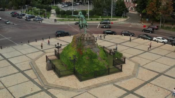 キエフ ウクライナ 7月2019 キエフのボグダン クメルニツキーの記念碑 ウクライナの歴史的観光スポット 上から下へのビジョンは 記念碑のビューを開きます — ストック動画